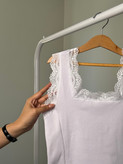 تاپ زنانه کبریتی گیپوردار یقه خشتی سفید کد 086